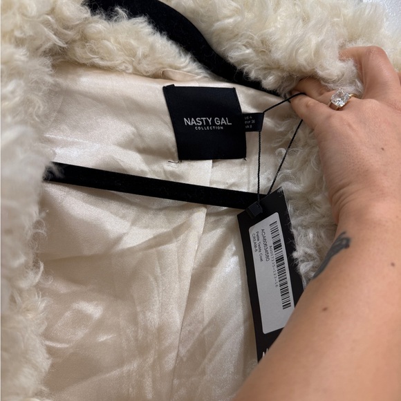 Elegant Cream Faux Fur Coat - Picture 3 of 4